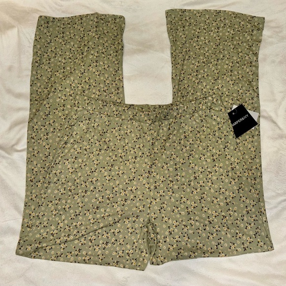 Earthy Green Wide Leg Pants with Organic Pattern - Picture 2 of 6